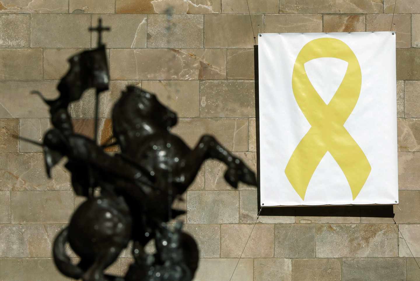 Vista del lazo amarillo colocado en el Pati dels Tarongers del Palau de la Generalitat.