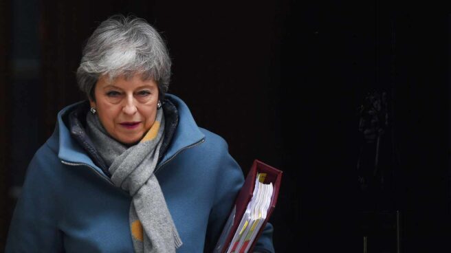 May dimitirá si el Parlamento aprueba su plan, según la prensa británica
