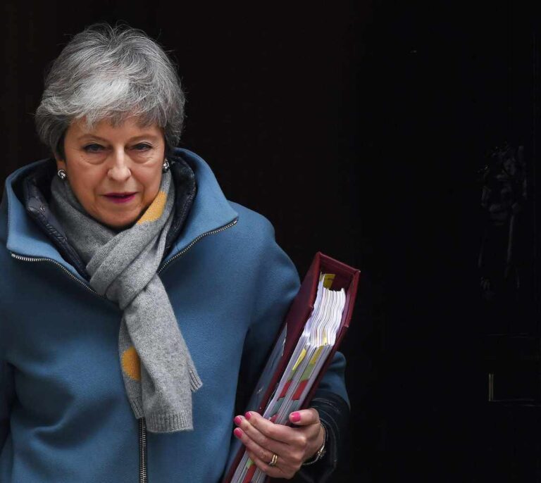 May dimitirá si el Parlamento aprueba su plan, según la prensa británica
