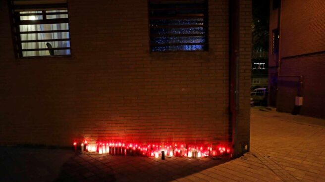 Un pequeño altar con velas, en el lugar donde Paco, un vecino muy querido del barrio de El Pozo del Tío Raimundo, fue asesinado.