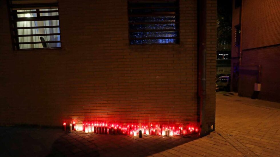 Un pequeño altar con velas, en el lugar donde Paco, un vecino muy querido del barrio de El Pozo del Tío Raimundo, fue asesinado.