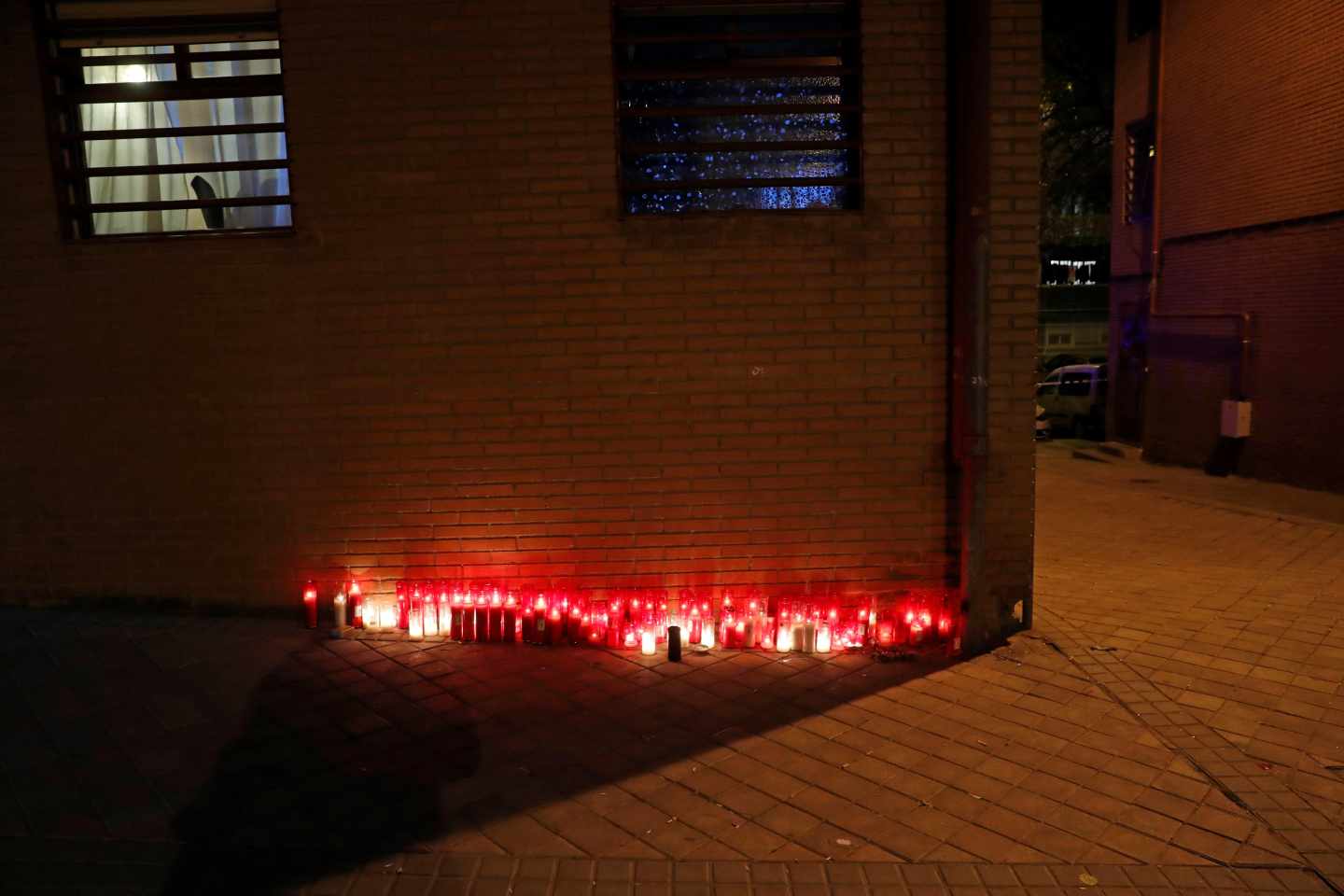 Un pequeño altar con velas, en el lugar donde Paco, un vecino muy querido del barrio de El Pozo del Tío Raimundo, fue asesinado.