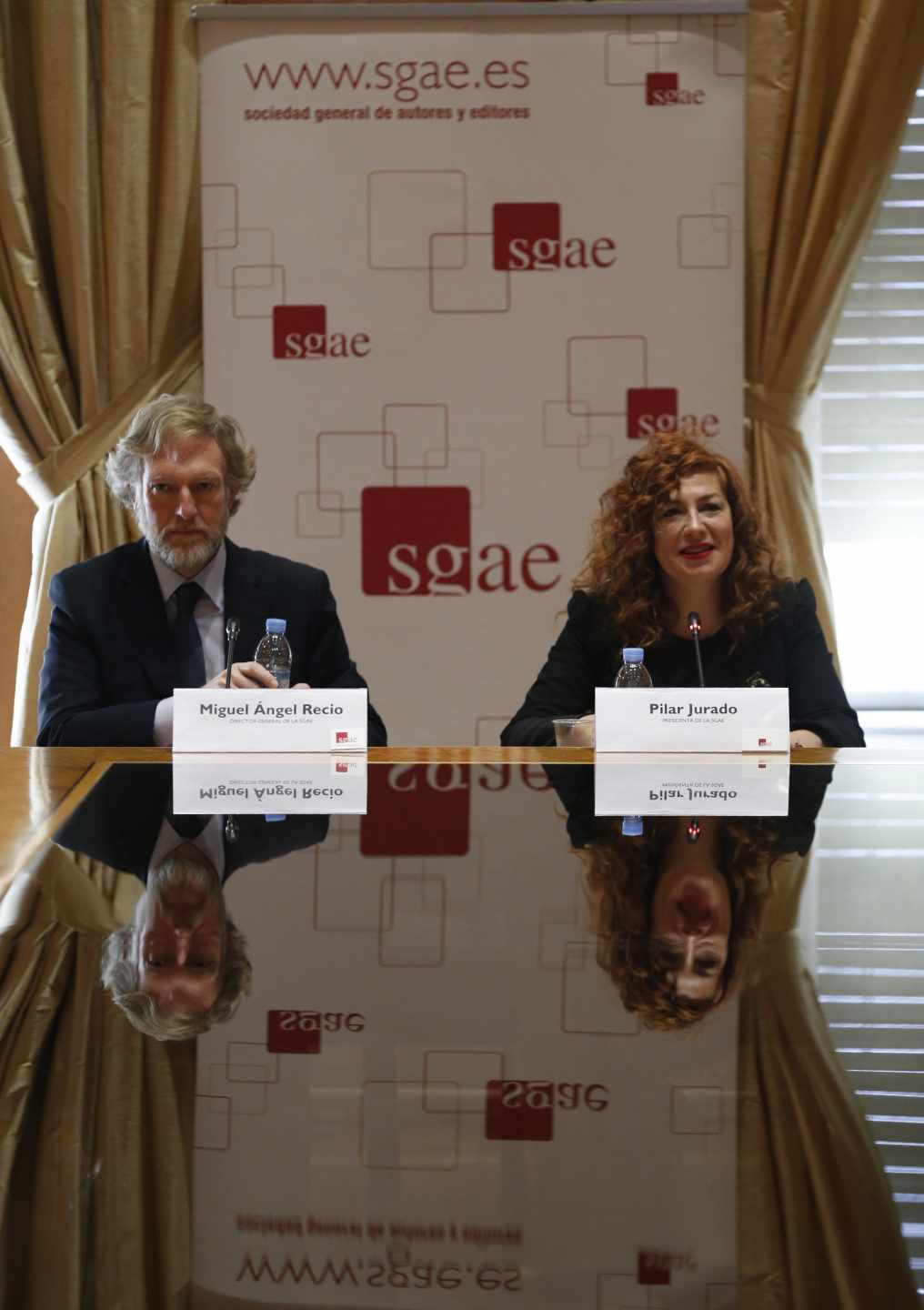 La presidenta de la SGAE, Pilar Jurado, y el nuevo director general, Miguel Recio.