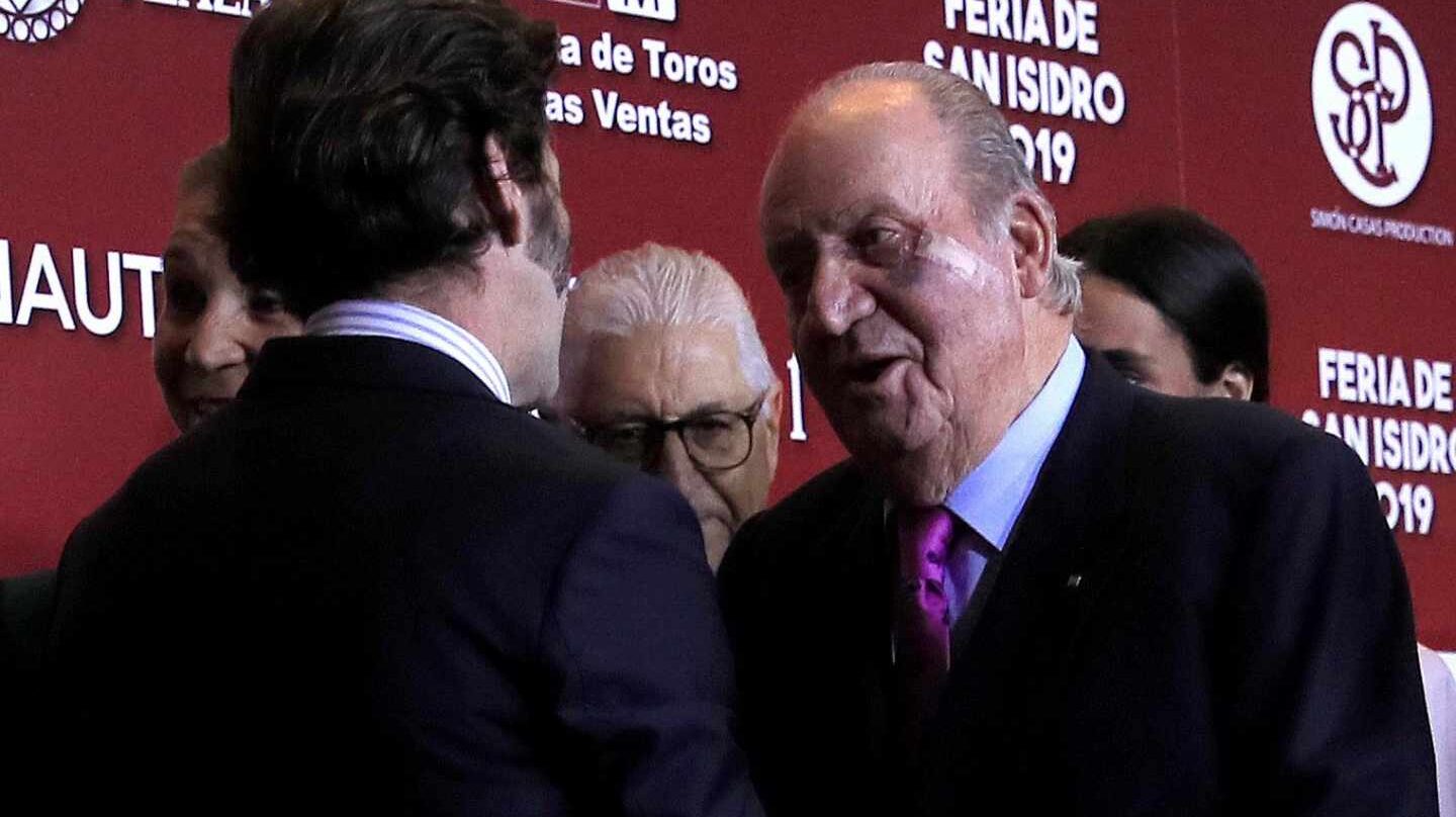 El Rey Emérito saluda al diestro Juan José Padilla.