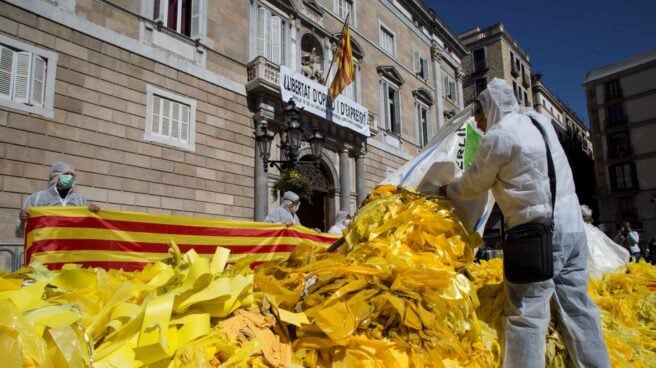 Protesta con lazos amarillos.