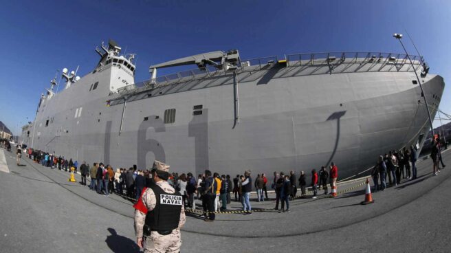 Los bares del puerto de Getxo "sin existencias" ante la avalancha de visitantes al buque de la armada Juan Carlos I