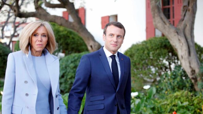Emmanuel Macron y su esposa, en Niza.