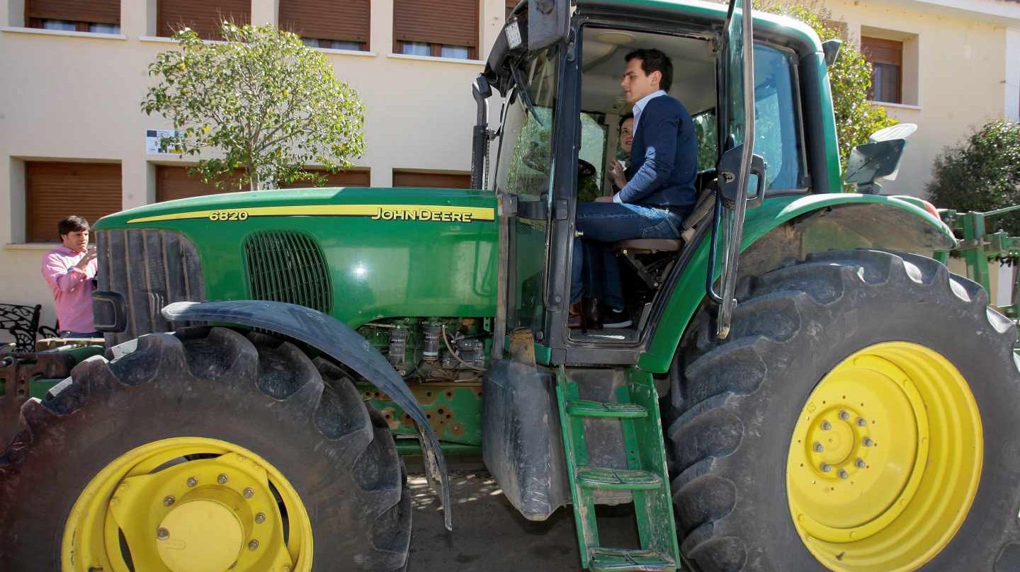 Albert Rivera, en el tractor de la cabeza de lista de Ciudadanos por Guadalajara, Mª Ángeles Rosado.