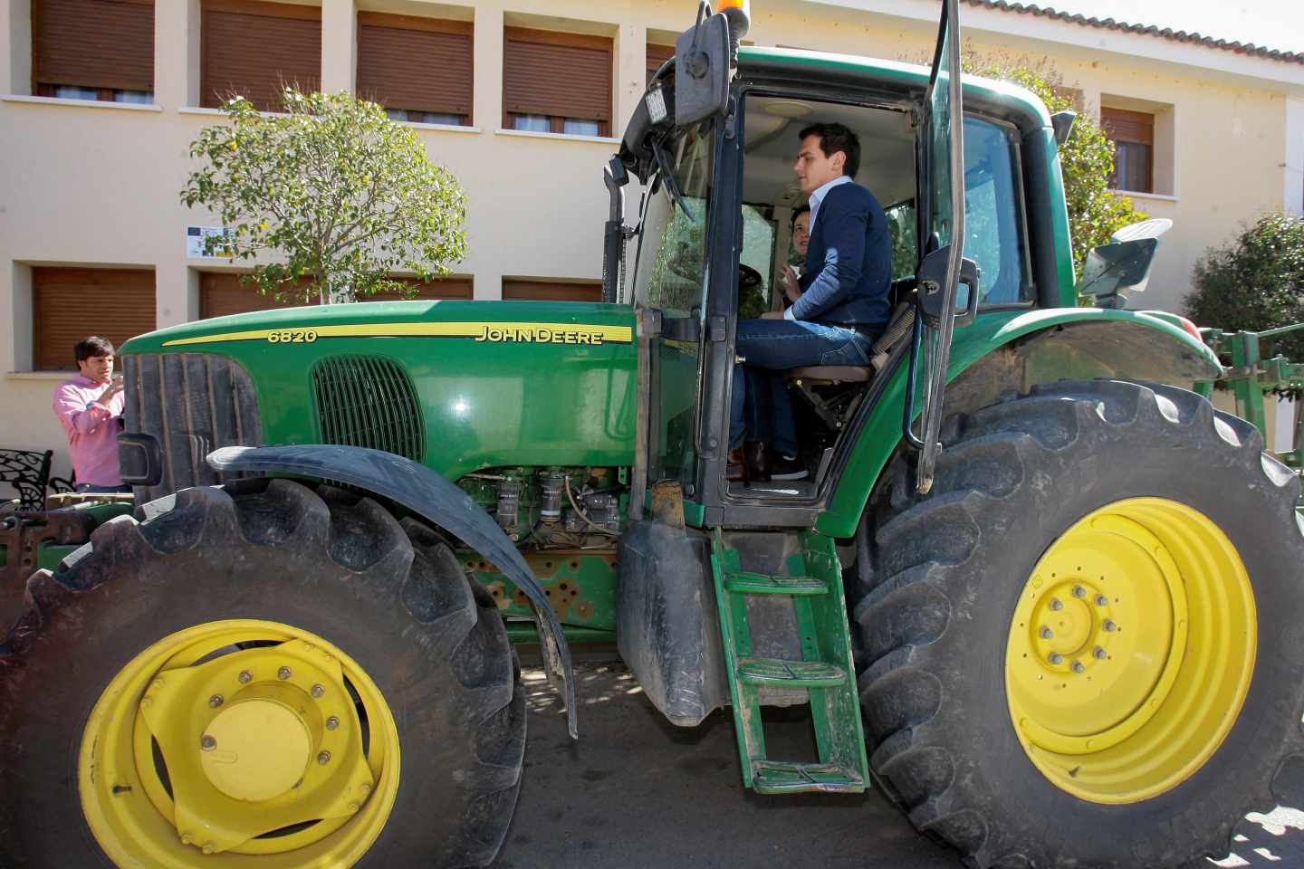 Albert Rivera, en el tractor de la cabeza de lista de Ciudadanos por Guadalajara, Mª Ángeles Rosado.