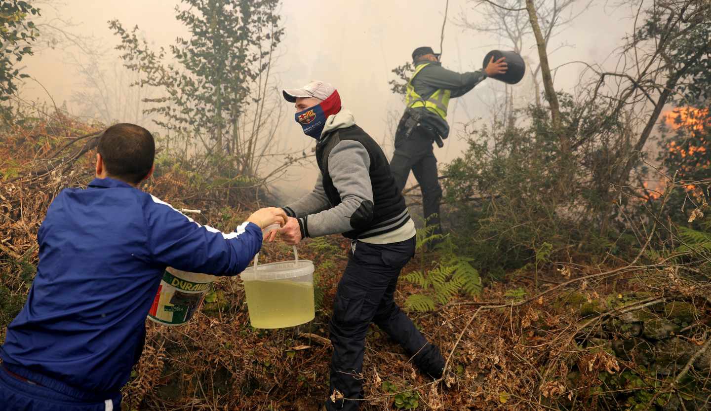 Orense vuelve a ser presa del fuego: ya son tres los incendios activos en la región