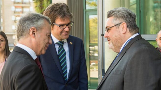 El lehendakari Iñigo Urkullu, junto al alcalde de Vitoria, Gorka Urtaran, durante la inauguración del Congreso de Ciudades Sostenibles.