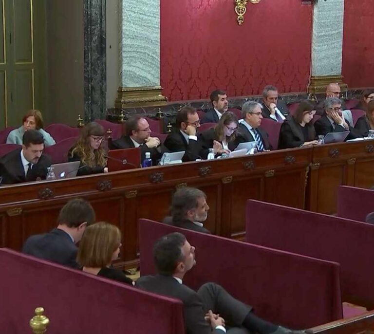 Un agente que sufrió un "escrache": "Había bomberos y se dieron un baño de masas"