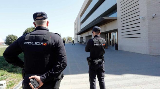 La Policía Nacional vigila las puertas de la Audiencia de Castellón