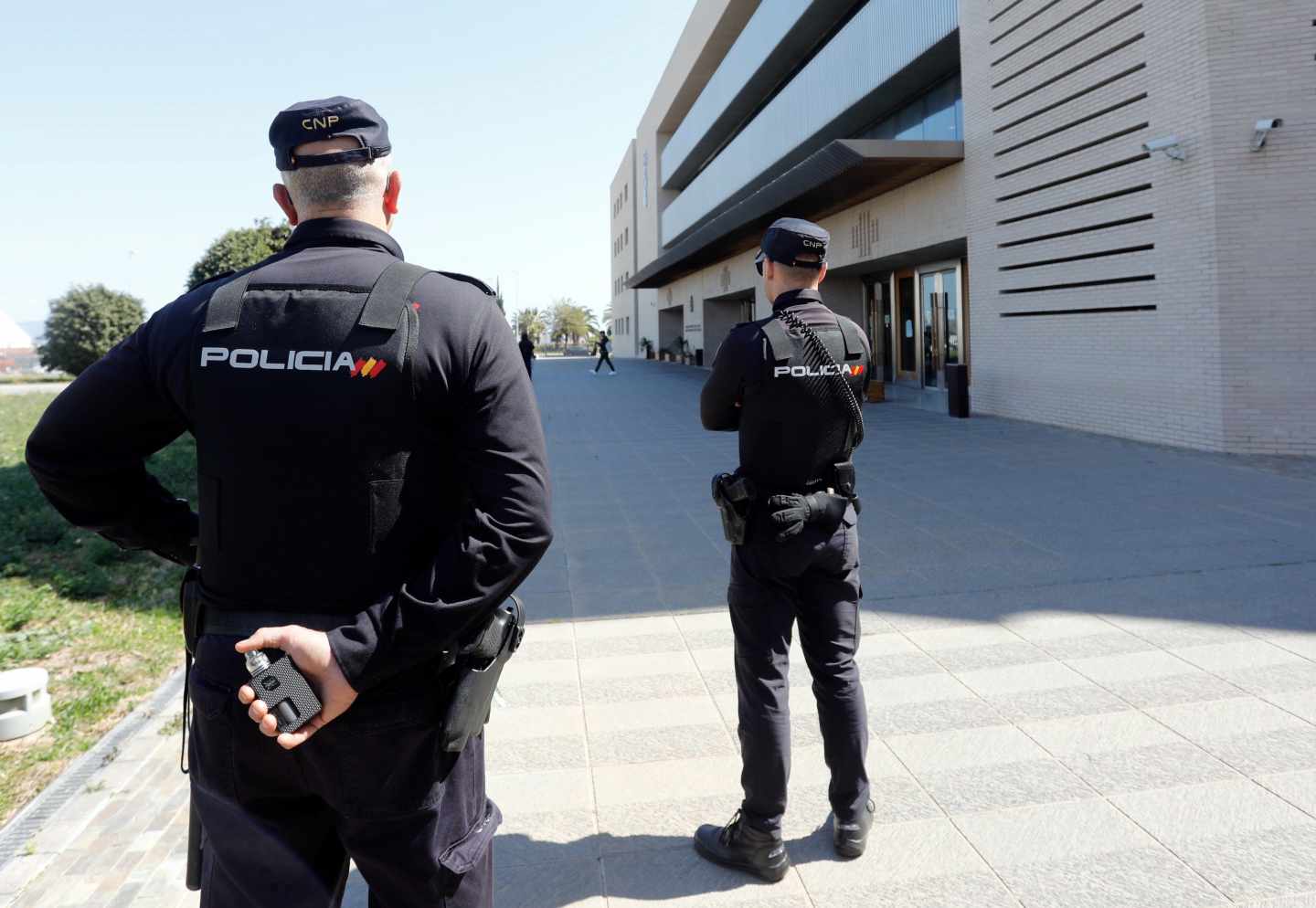 La Policía Nacional vigila las puertas de la Audiencia de Castellón