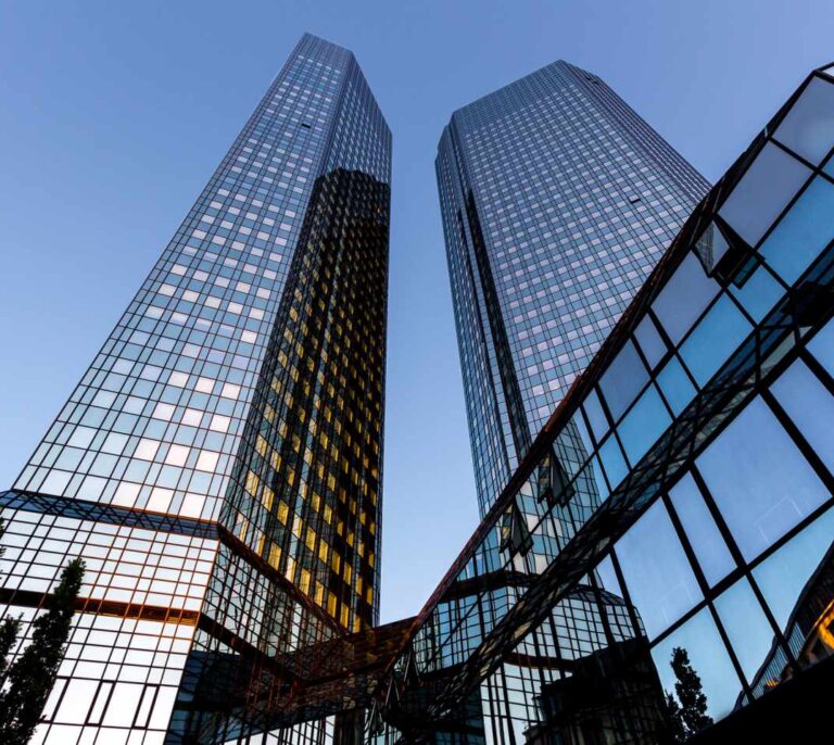 Deutsche Bank y Commerzbank se disparan en bolsa tras admitir que negocian su fusión