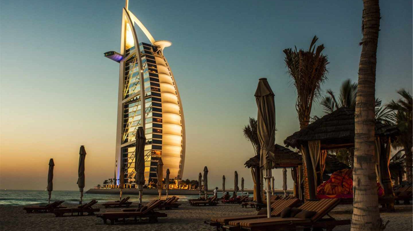 Atardecer en Dubai con el Burj Al Arab de fondo