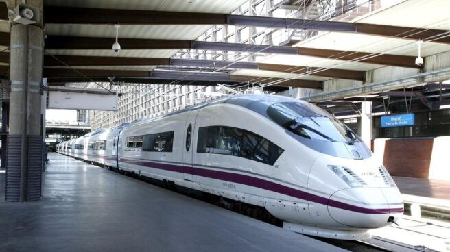 Adif choca con la CNMC y defiende el contrato de 10 años con Renfe para los AVE