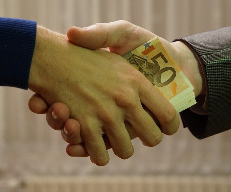 ¿Cuánto ganan los banqueros privados que controlan el dinero de los ricos en España?