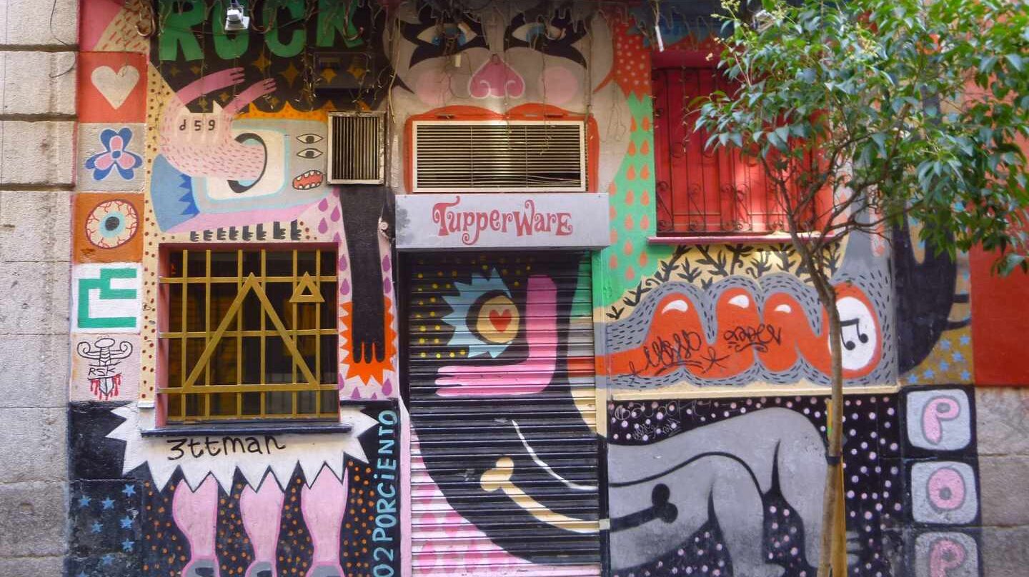 Fachada pintada en el Barrio de Malasaña