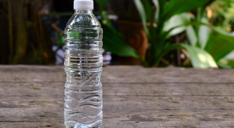 Las familias españolas gastaron de media 63 euros en agua embotellada en 2019