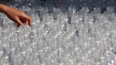 La Fundación Damm dona más de 30.000 litros de agua a centros sanitarios del país
