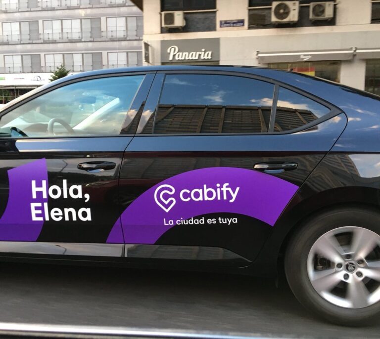 Cabify sólo convence a 100 taxis de Madrid y 10 de Valencia de unirse a su app de reservas