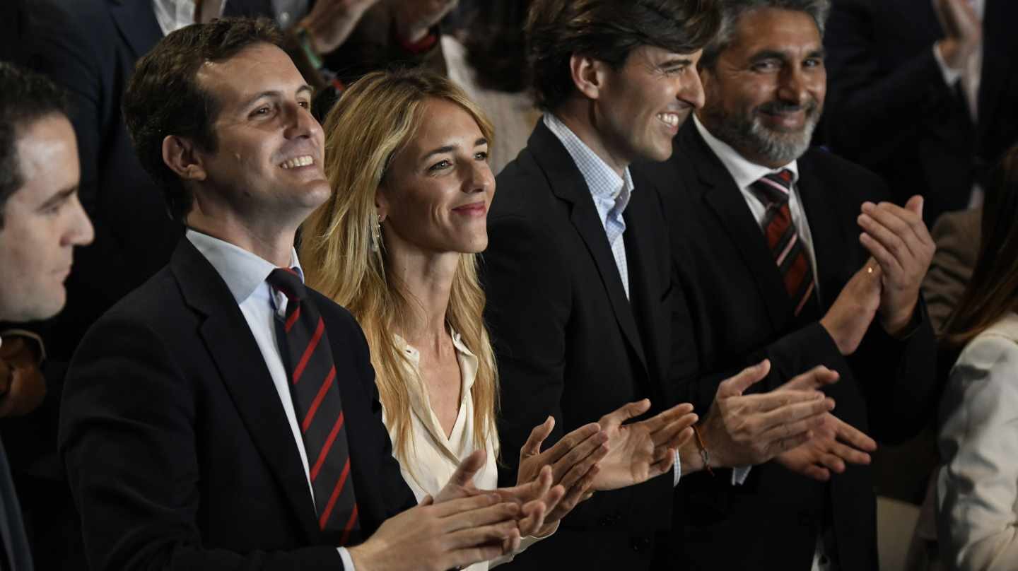 El presidente del PP, Pablo Casado (i), junto a los cabeza de lista del partido para las próximas elecciones generales del 28 de abril, Cayetana Álvarez de Toledo, número uno por Barcelona, el periodista Pablo Montesinos (2ºd), número uno por Málaga, y el independiente Juan José Cortés (d), número uno por Huelva, durante la presentación hoy en el Círculo de Bellas Artes.