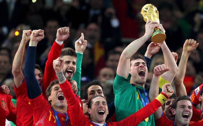 Iker Casillas levanta la copa con una camiseta en honor a Arconada