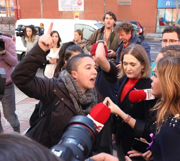 Dirigentes de Ciudadanos se defienden en su sede de las protestas de feministas