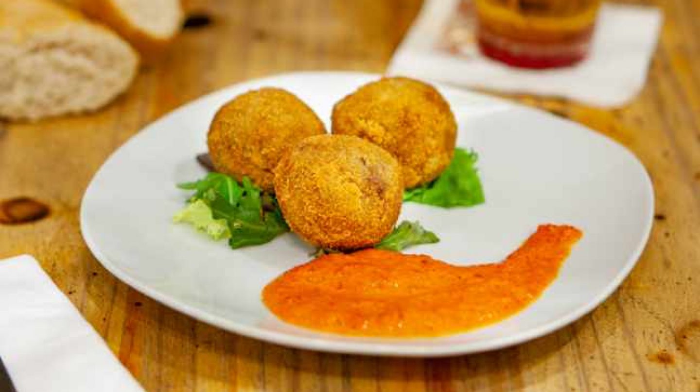 Croquetas de morcilla y piquillos del restaurante 'La nueva Troje' (Desengaño,14)