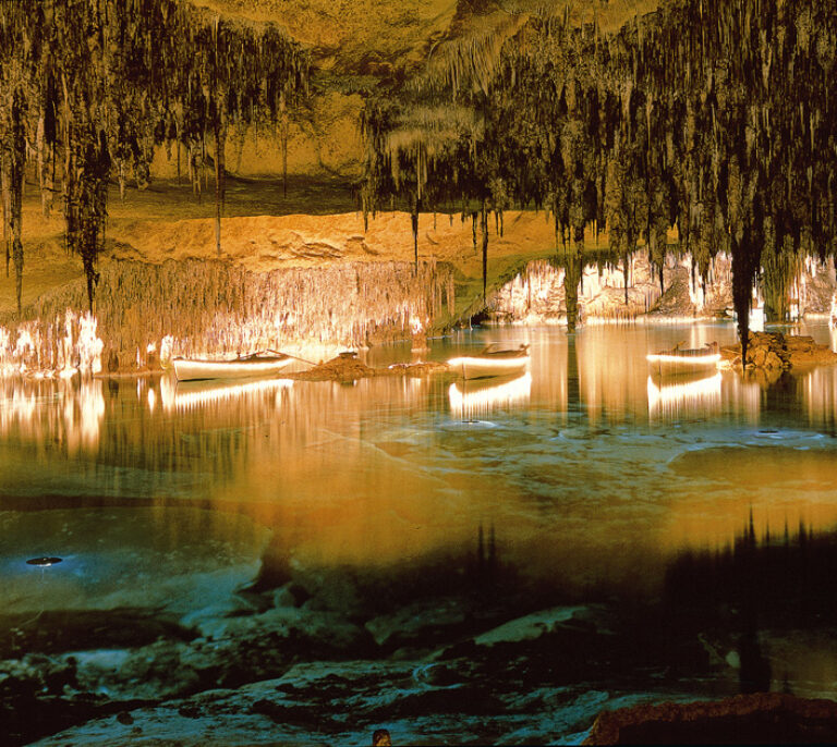 Las 10 cuevas más espectaculares para visitar en España