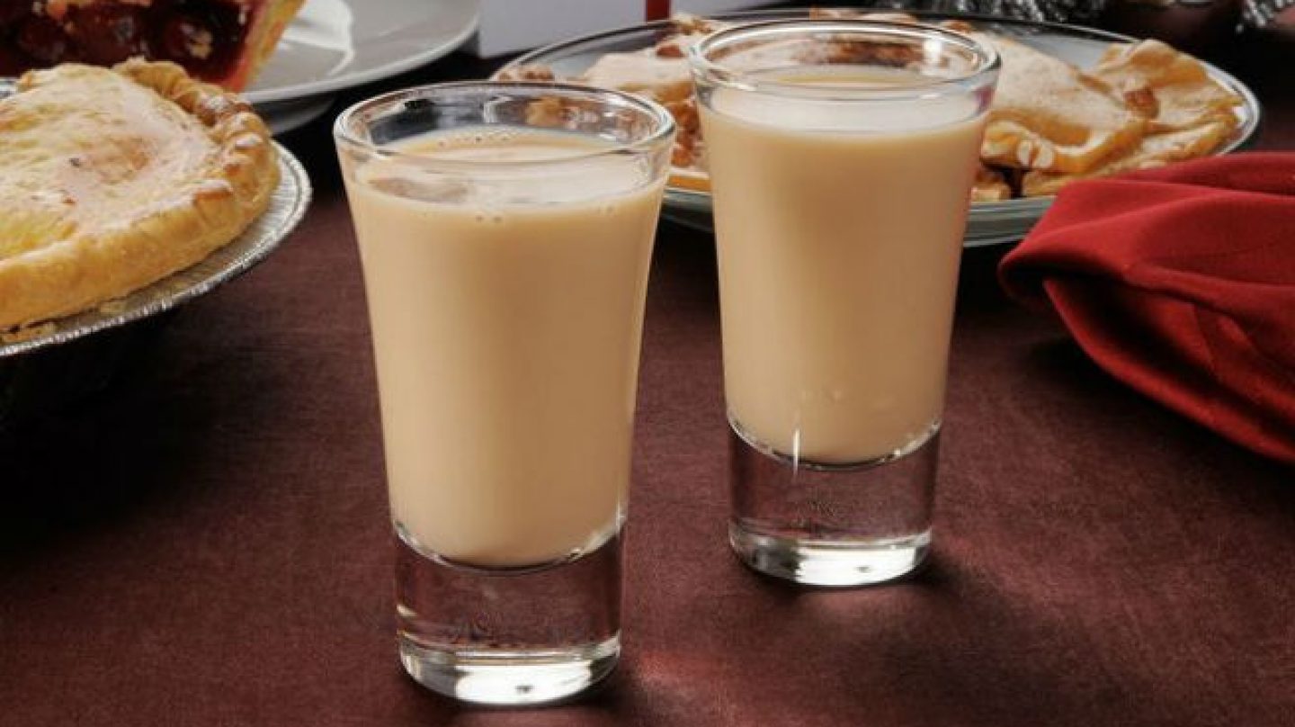 Dos chupitos de crema de licor