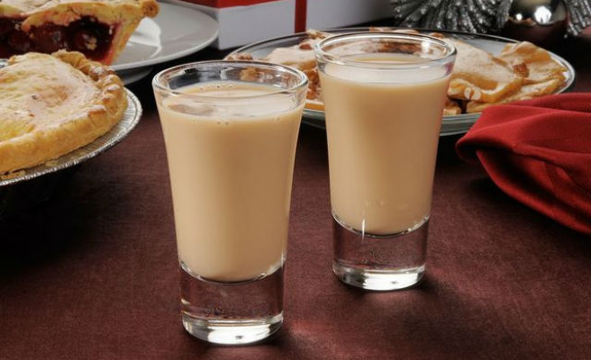 Dos chupitos de crema de licor