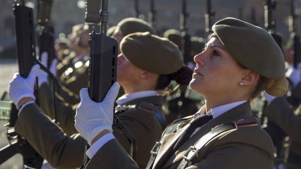 Dos mujeres militares en un desfile.