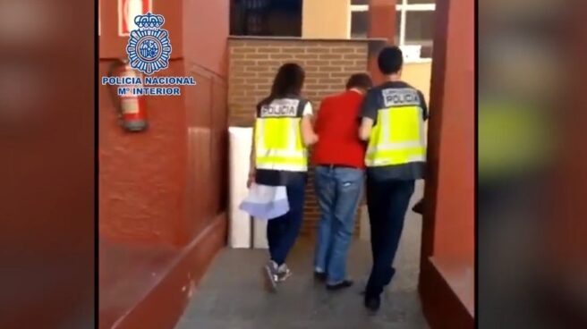 El pederasta siendo detenido por las autoridades en Almería.