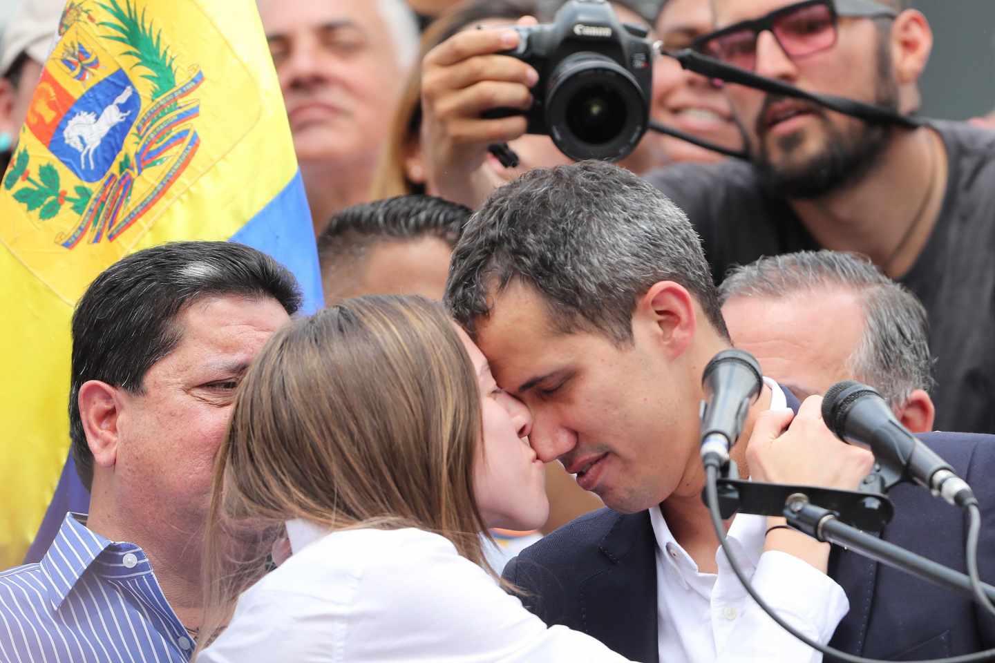 Fabiana Rosales besa a su esposo, el presidente encargado, Juan Guaidó, en Caracas.