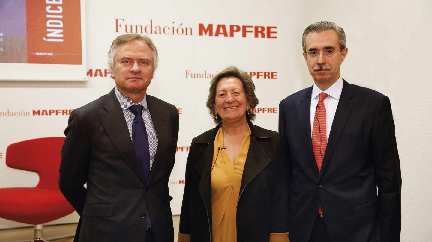 De izq. a dcha., de izquierda a derecha, Ignacio Baeza, vicepresidente de Mapfre, Pilar González de Frutos, presidenta de Unespa, y Manuel Aguilera, director general del Servicio de Estudios de Mapfre.