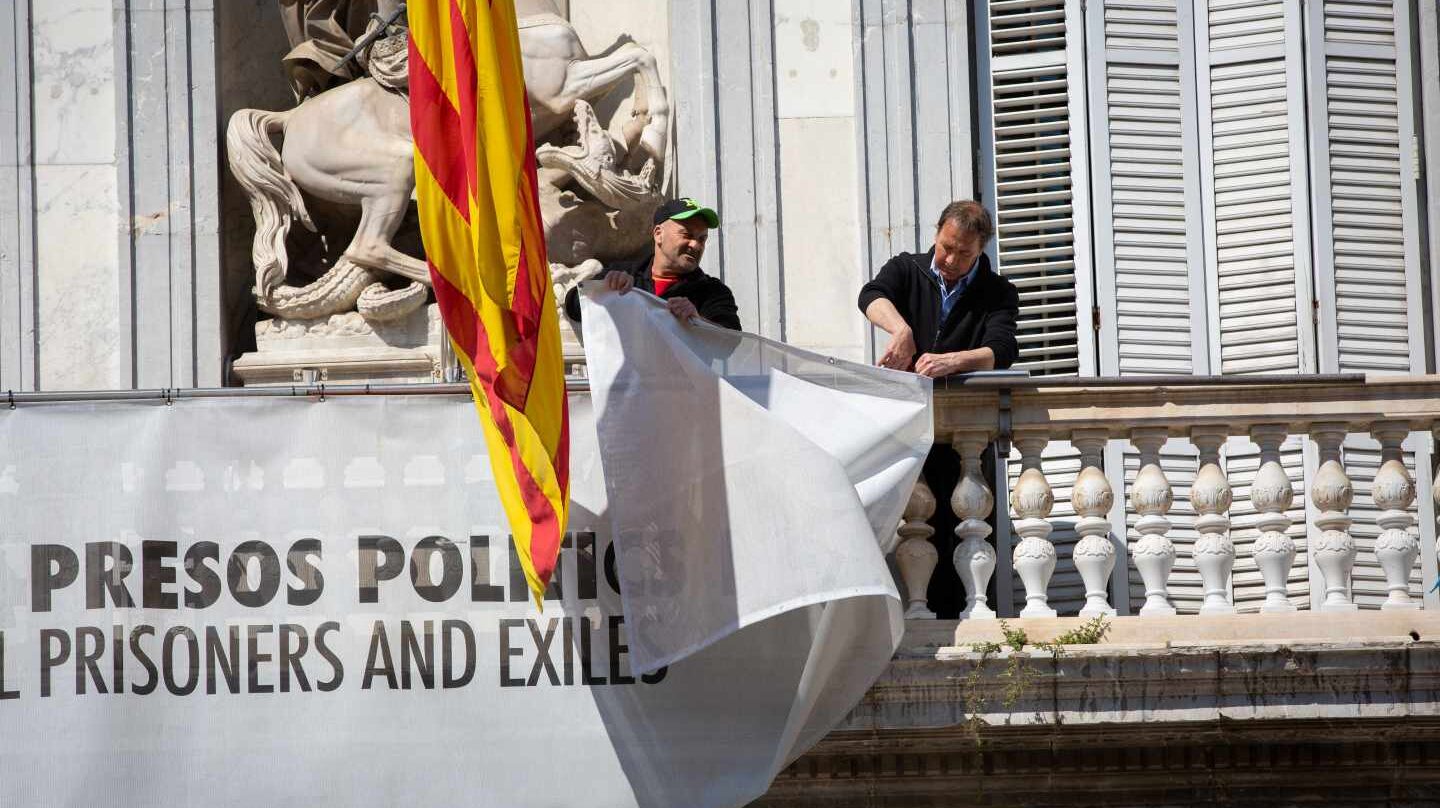 Retirada de la pancarta con lazo del Palau de la Generalitat.