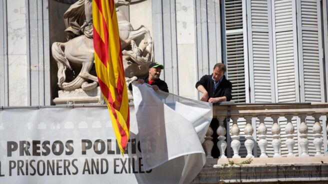 Retirada de la pancarta con lazo del Palau de la Generalitat.