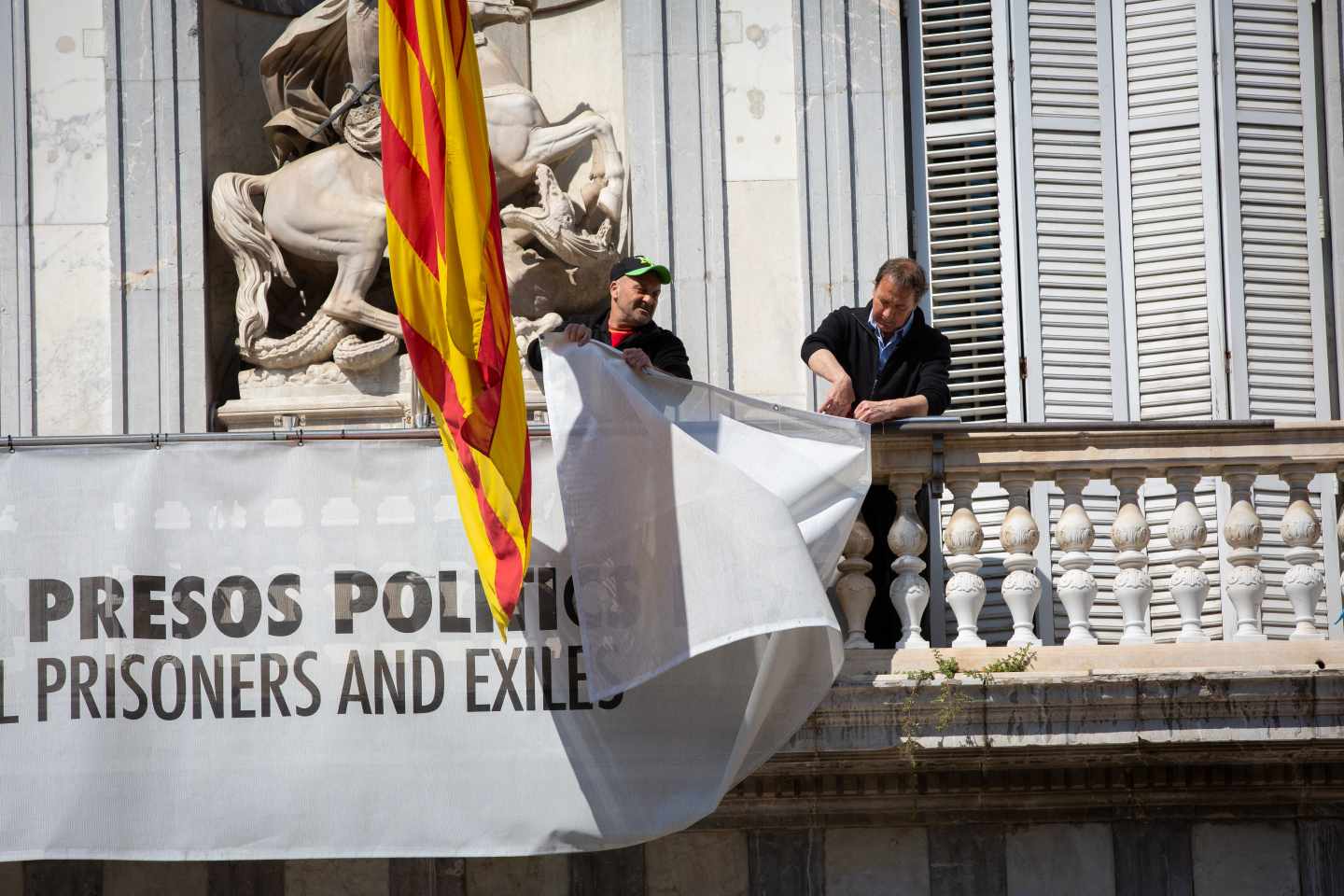 Retirada de la pancarta con lazo del Palau de la Generalitat.