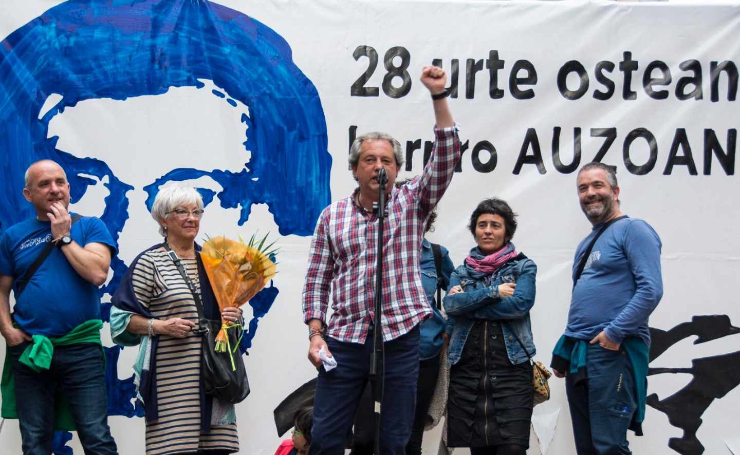 El ex preso de ETA, Germán Urizar se dirige al público durante el homenaje en su honor celebrado en Bilbao.