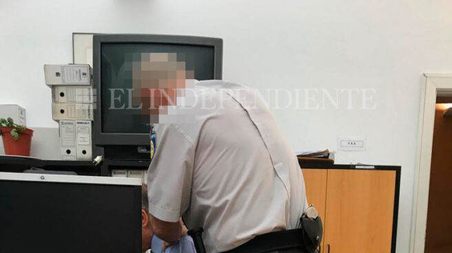 Un vigilante de seguridad de la Comunidad de Madrid da un masaje a uno de los funcionarios investigados por la Policía.