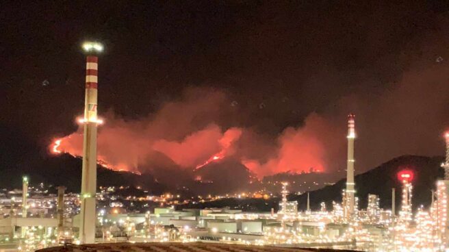 Controlado el incendio que amenazaba Muskiz y al entorno de la refinería de Petronor