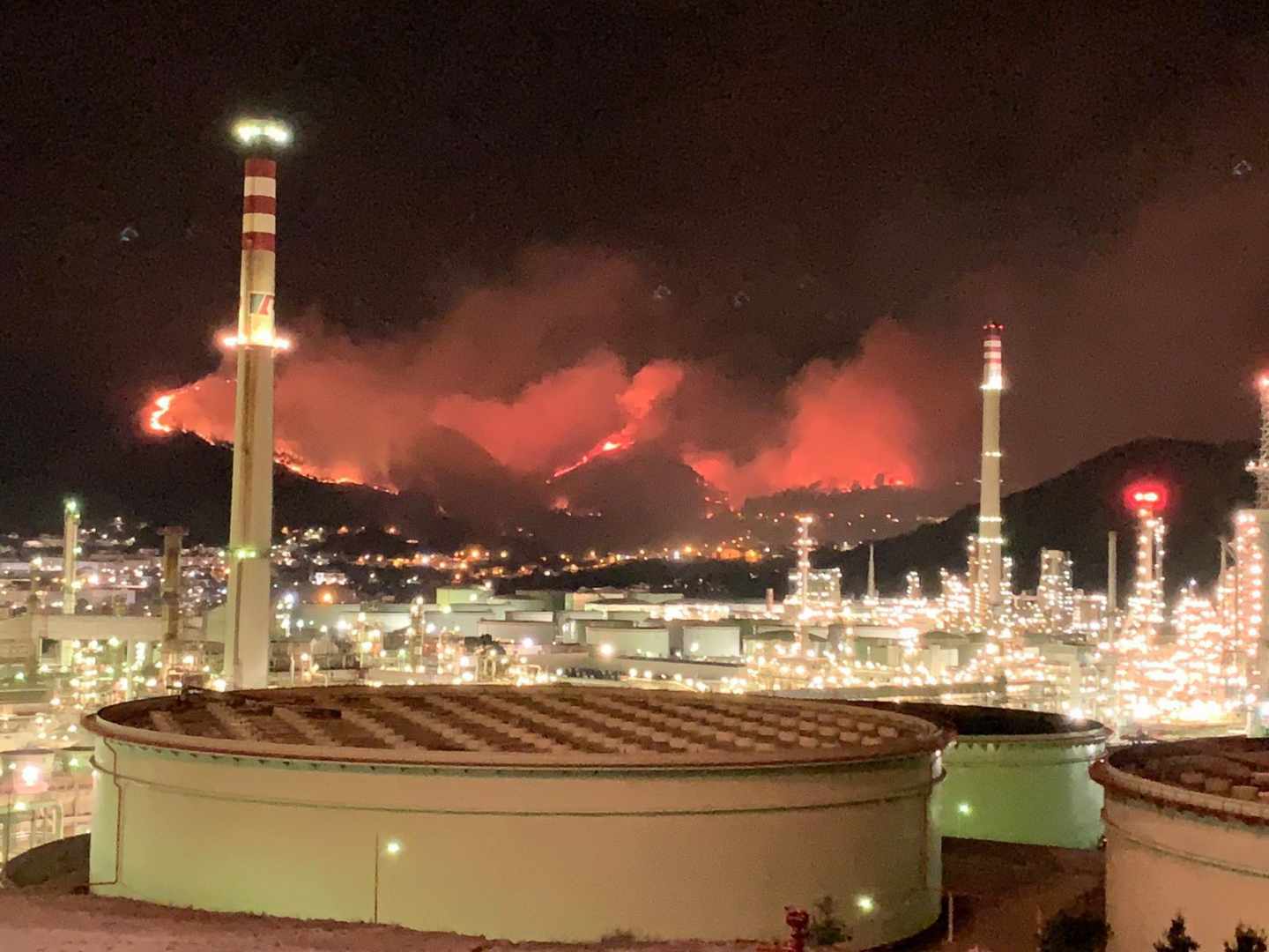 Controlado el incendio que amenazaba Muskiz y al entorno de la refinería de Petronor