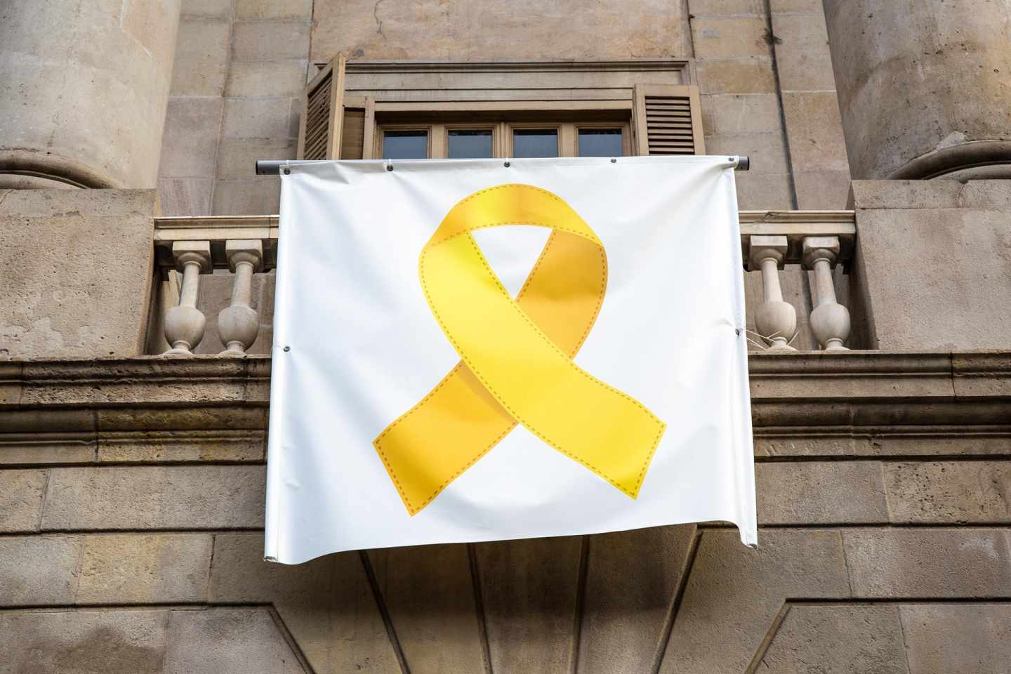 Colau retira el lazo amarillo de la fachada del Ayuntamiento de Barcelona