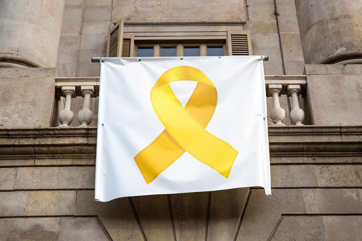 Colau vuelve a colgar el lazo amarillo con el visto bueno de los independentistas