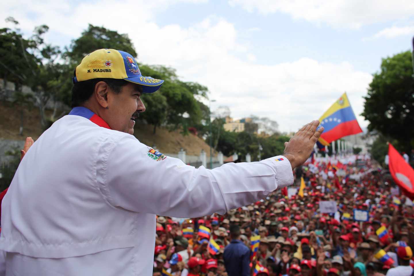 El líder chavista, Ncolás Maduro, saluda a sus fieles en una marcha 'anti imperialista' en Caracas.