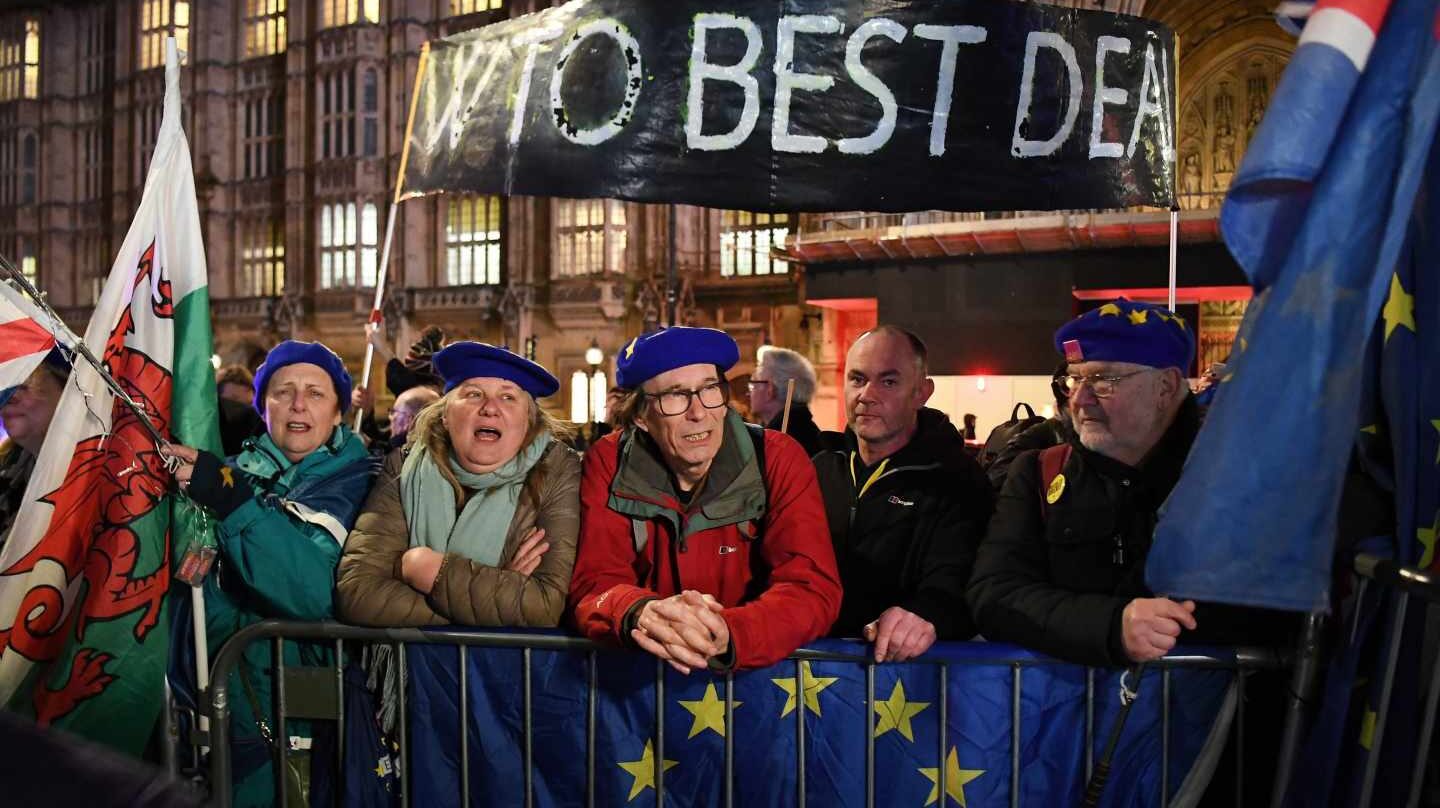 Manifestantes a favor y en contra del Brexit en Westminster.