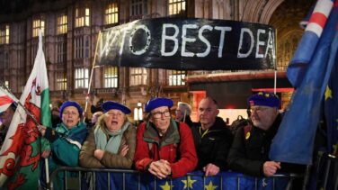 May gana por la mínima pero logra que el Parlamento pida prórroga del Brexit