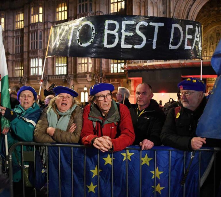 May gana por la mínima pero logra que el Parlamento pida prórroga del Brexit